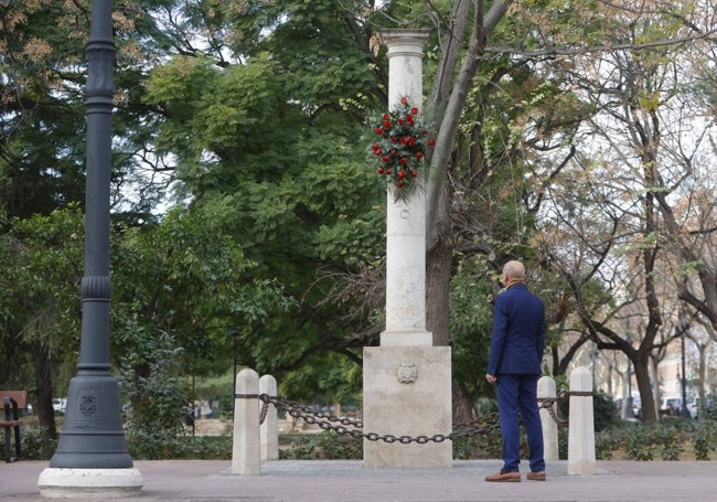 El expolicía José Vicente Martos contempla el monolito en recuerdo a Manuel Broseta, cerca del punto del atentado en el que resultó herido por un coche bomba de ETA.