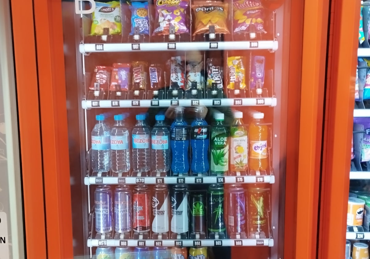 Imagen principal - En la segunda máquina hay snacks, agua y bebidas energéticas con sabor a cannabis.