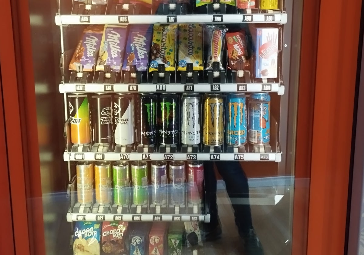 Imagen principal - Merienda, chicles y una amplia variedad de bebidas energéticas.