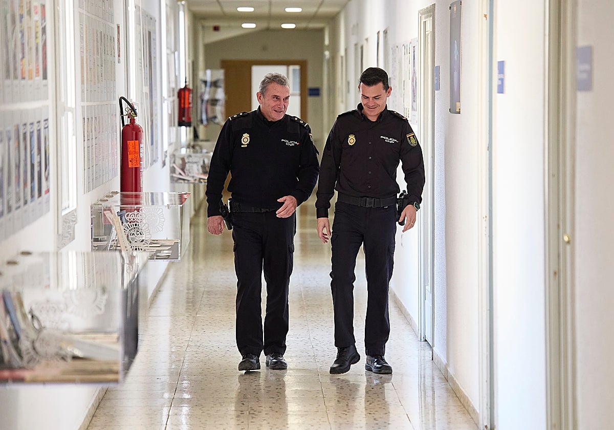 El inspector Francisco Javier Caballero y su hijo Javier, padre e hijo policías en los pasillos de la Jefatura Superior de Valencia.