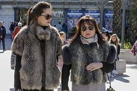 Dos mujeres pasean por Valencia