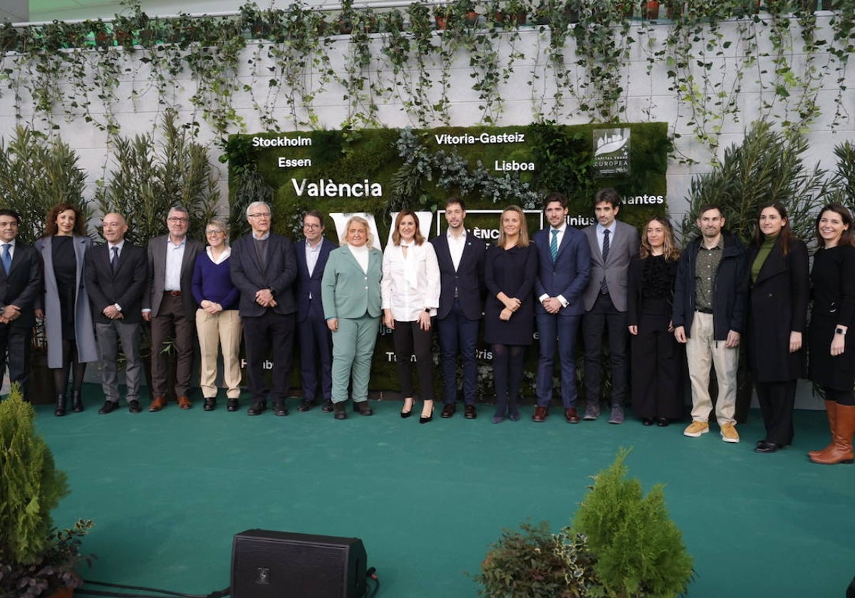 Autoridades asistentes al acto inaugural de la Capitalidad Verde Europea de Valencia, con la alcaldesa de Valencia, María José Catalá, en el centro.