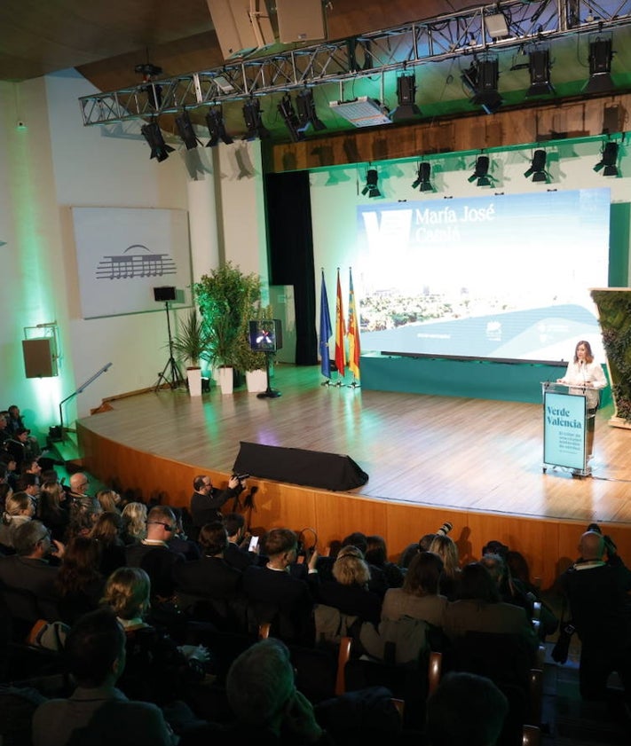 Imagen secundaria 2 - Autoridades. discurso de Catalá y público asistente.