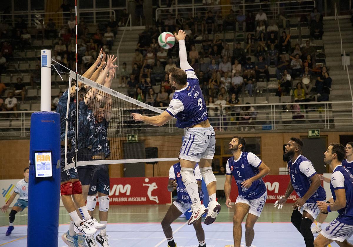 Un instante de un partido de voleibol del Conqueridor.