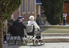 Una pareja de jubilados en la Plaza del Patriarca de Valencia.