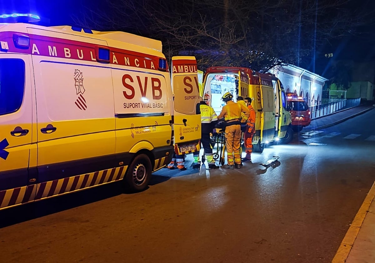 Momento en el que la víctima es introducida en la ambulancia junto a la estación de Cheste.