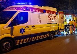 Momento en el que la víctima es introducida en la ambulancia junto a la estación de Cheste.