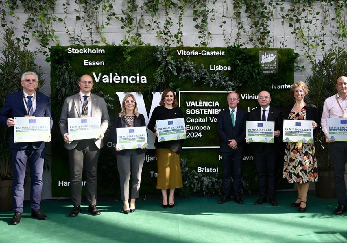 Imagen principal - Entrega de placas a las ciudades Mission y conferencia celebrada en el Palau de la Música.