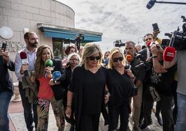 Carmen Borrego y Terelu Campos a su llegada al tanatorio.