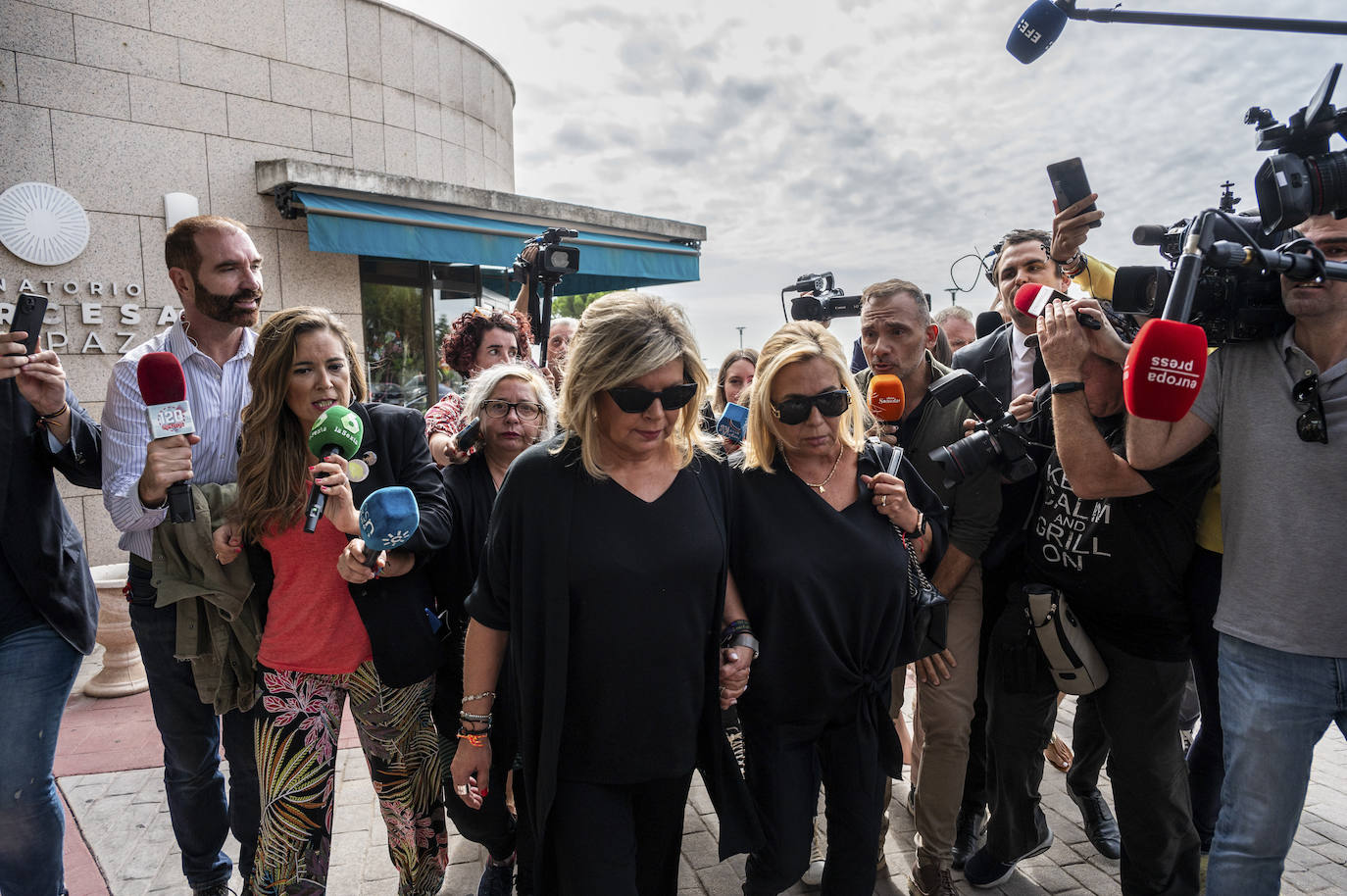 Carmen Borrego y Terelu Campos a su llegada al tanatorio.