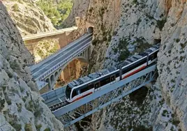 El TRAM pasando por el viaducto del Mascarat.