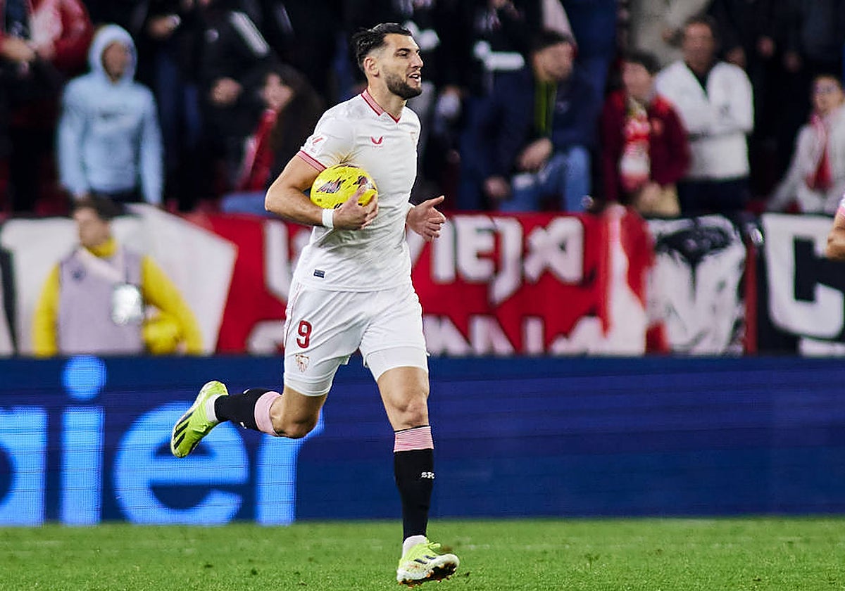 Rafa Mir, tras marcar un gol con el Sevilla ante el Alavés.