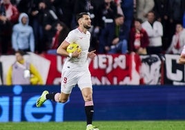 Rafa Mir, tras marcar un gol con el Sevilla ante el Alavés.