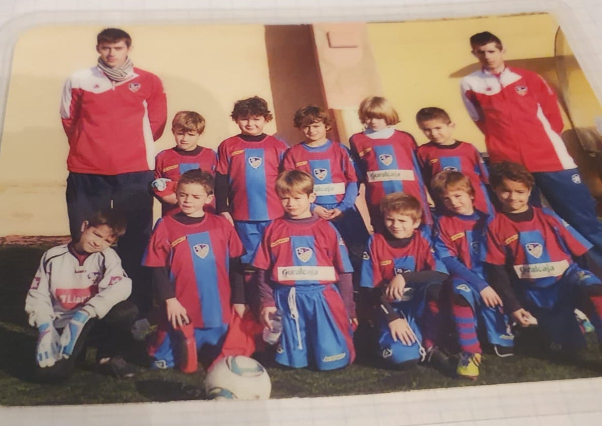 Imagen secundaria 1 - De niño a hombre, Yarek, con la UD Alzira, equipo donde jugó una temporada antes de fichar por el Valencia.