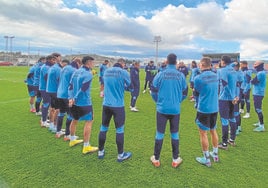Los jugadores del Levante durante un entrenamiento en Buñol.