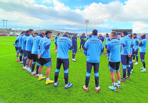 Los jugadores del Levante durante un entrenamiento en Buñol.