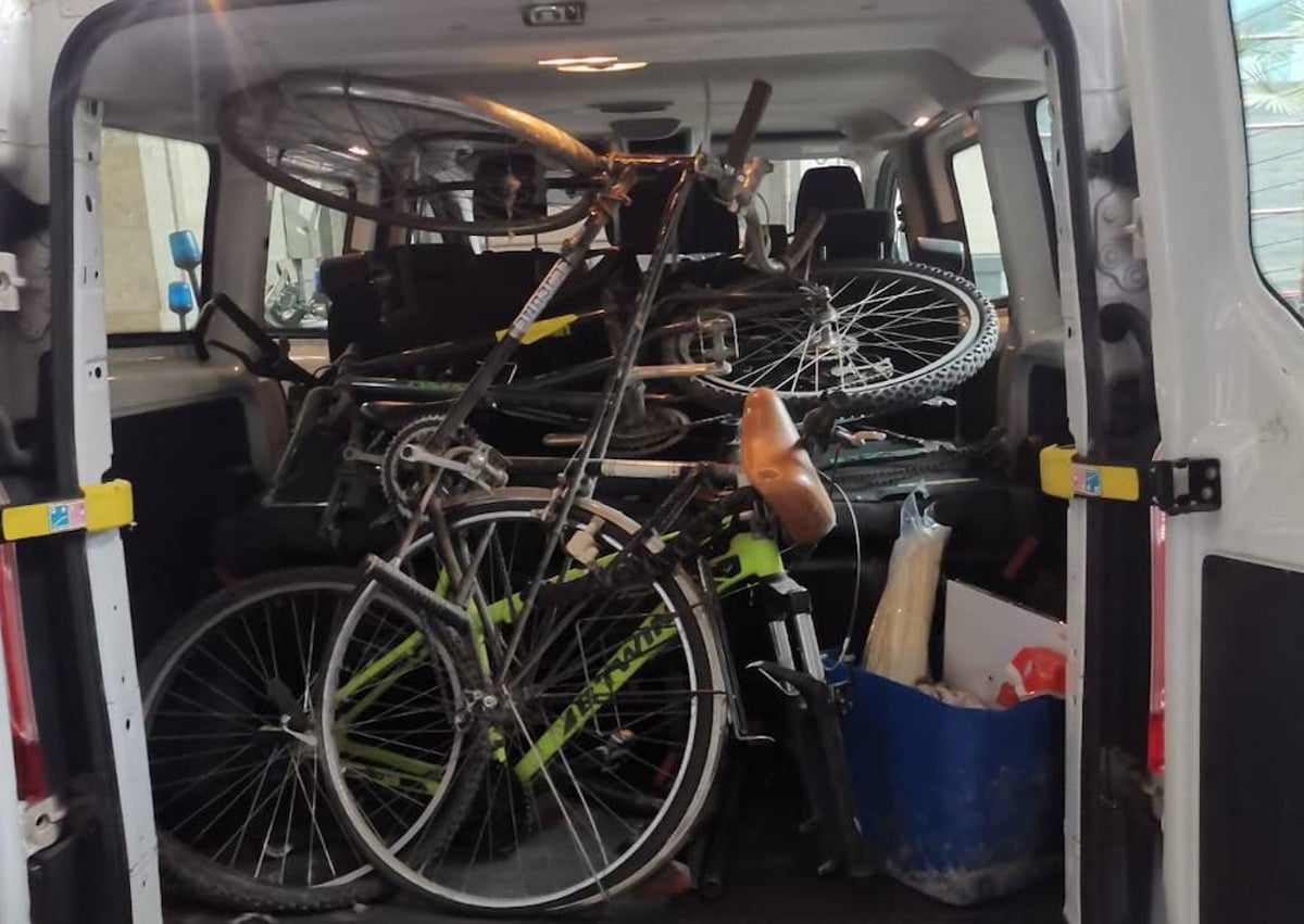 Imagen secundaria 1 - Depósito municipal con bicicletas, retirada de vehículos abandonados con una furgoneta y tareas para dejar libre un estacionamiento de aparcabicis.