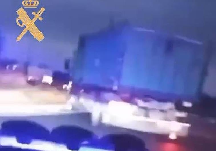 Los agentes de la Guardia Civil persiguen al ladrón.