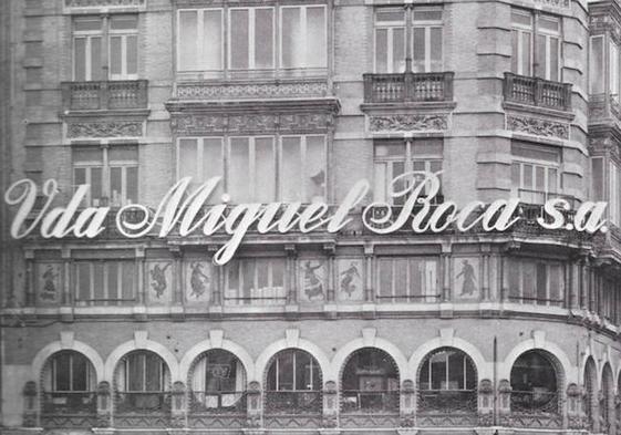 Imagen de la tienda en la esquina de la plaza de la Reina con San Vicente y Paz procedente de la publicación de la firma con motivo de su 50 aniversario.