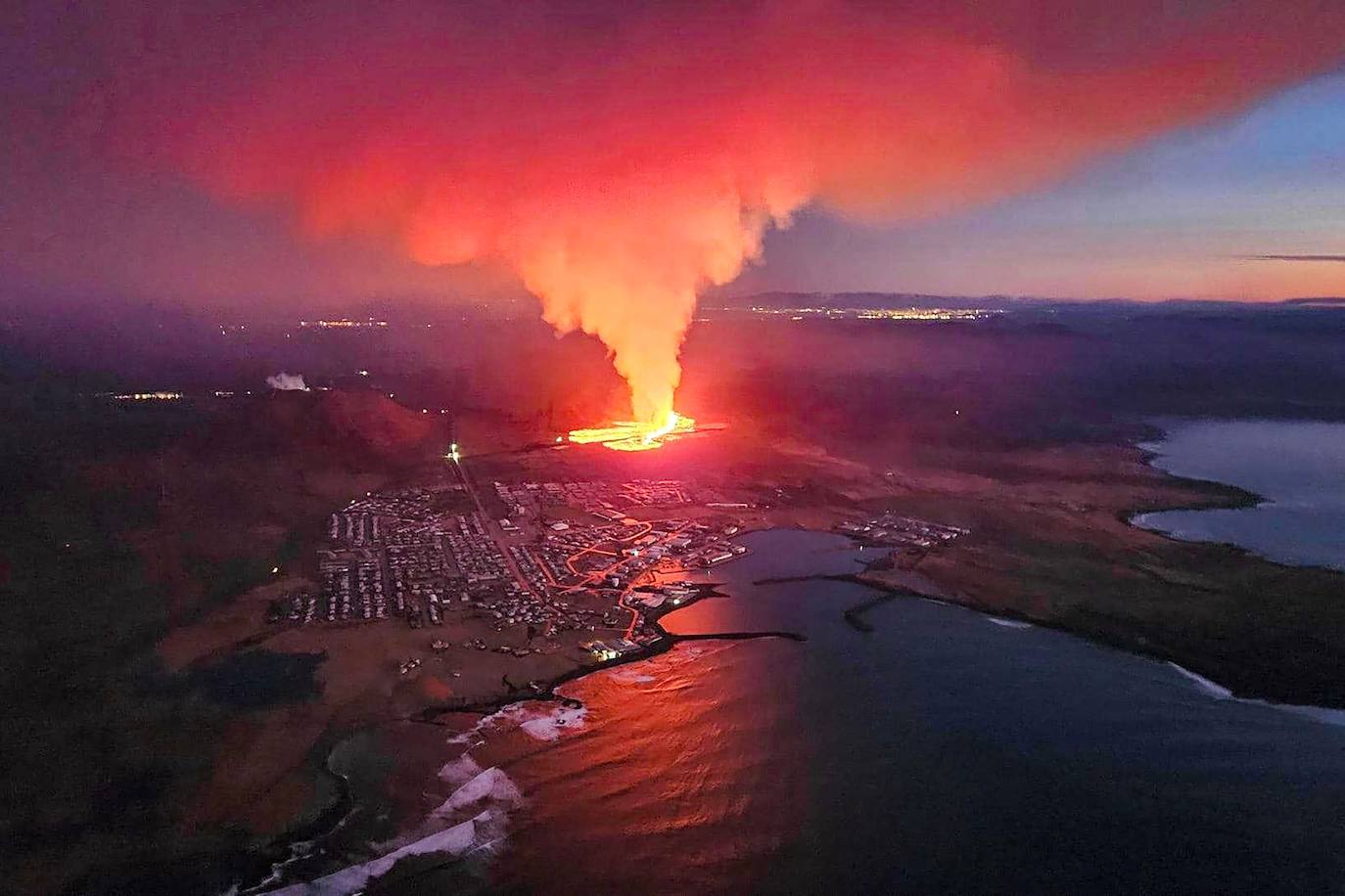 Vuelve a entrar en erupción un volcán en el suroeste de Islandia