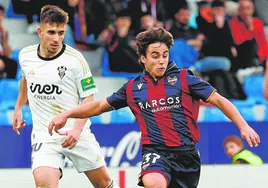 Carlos Álvarez avanza con el balón durante el partido contra el Albacete.