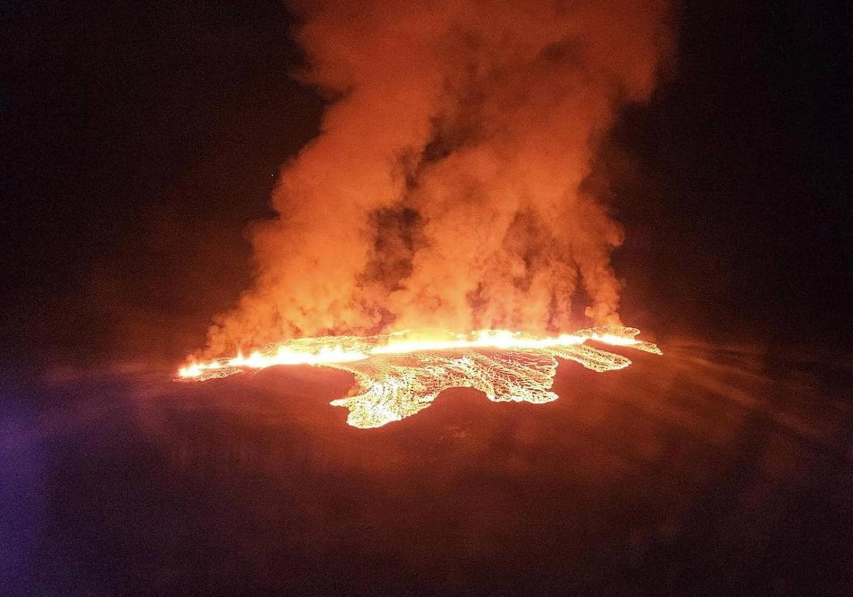 Vuelve a entrar en erupción un volcán en el suroeste de Islandia