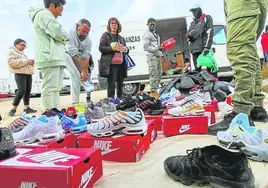 Zapatillas 'Nike' que llevan hasta la caja falsificada en el mercadillo de Benaguasil