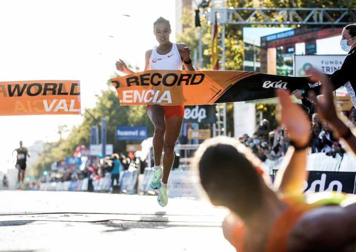 Imagen secundaria 1 - Gudeta y Gidey han batido en Valencia el récord de medio maratón; Kipruto logró el de 10K y el de 5K en 2020 y en 2023 fue suspendido por dopaje.