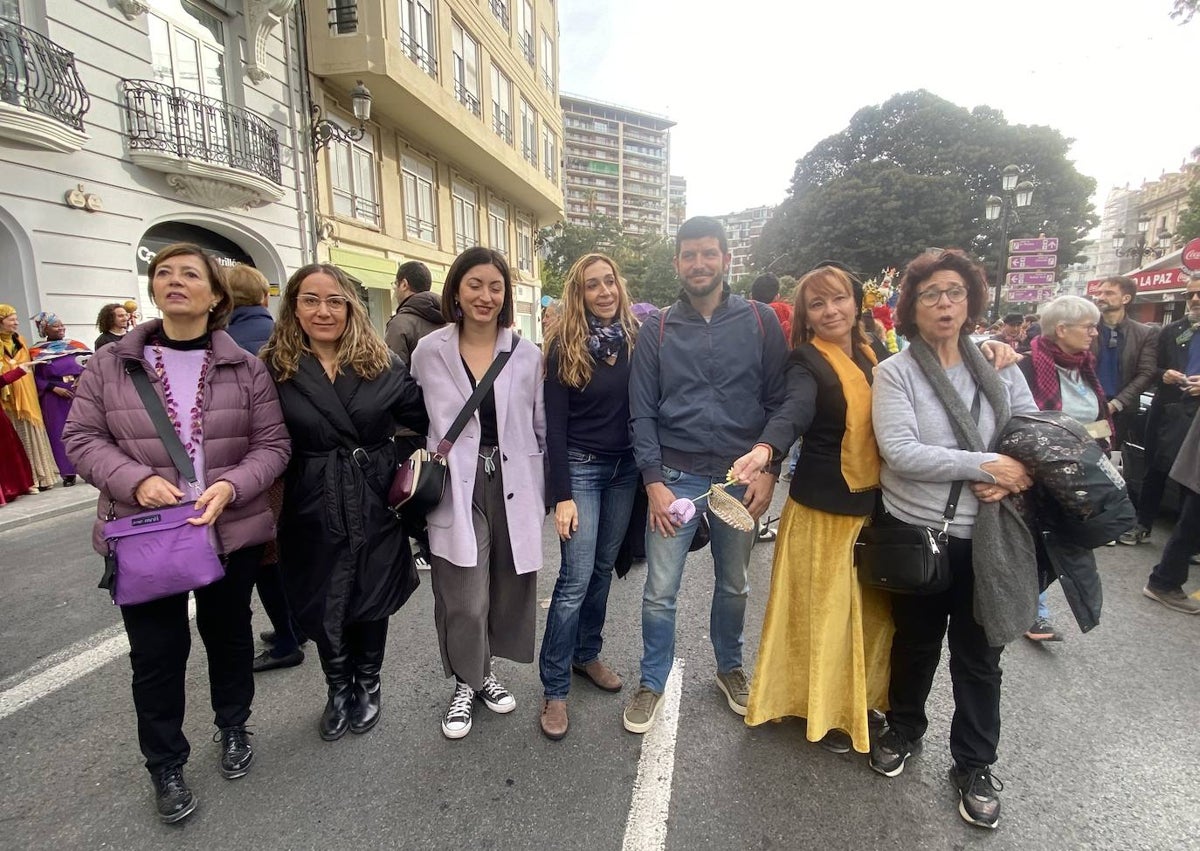 Imagen secundaria 1 - Recorrido de la manifestación de las magas con muixerangas y unas falleras de Utiel contemplando el acto. 