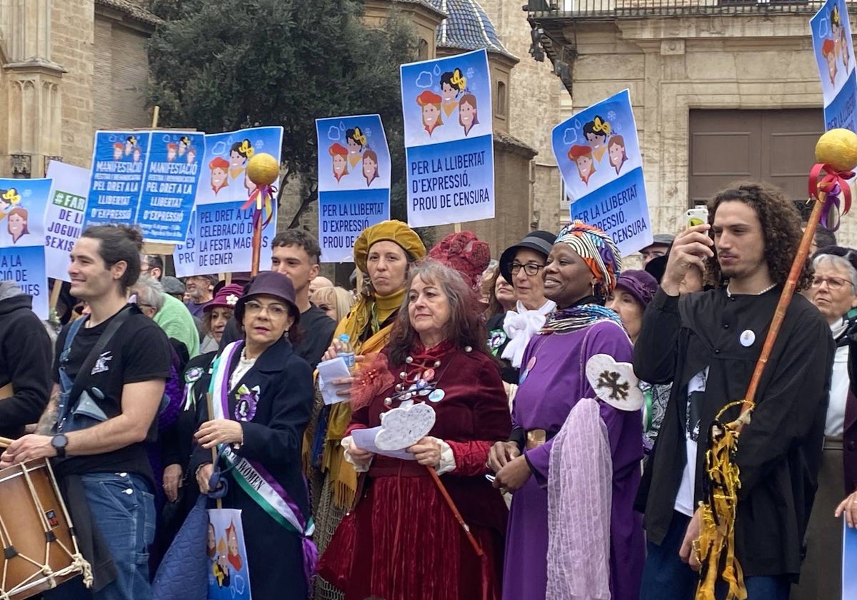 Imagen principal - Recorrido de la manifestación de las magas con muixerangas y unas falleras de Utiel contemplando el acto. 