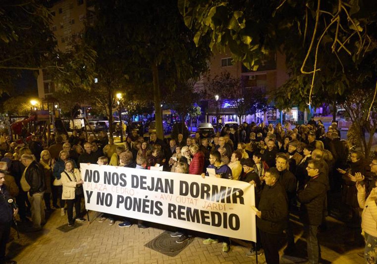 Concentración de vecinos de la zona universitaria contra las molestias nocturnas.