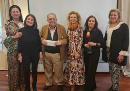 Ana Puchades, Maribel Molins, Francisca Cebrián y Mayrén Beneyto con Almudena Amaya y el presidente del Casino de Agricultura, Manuel Sánchez Luengo.