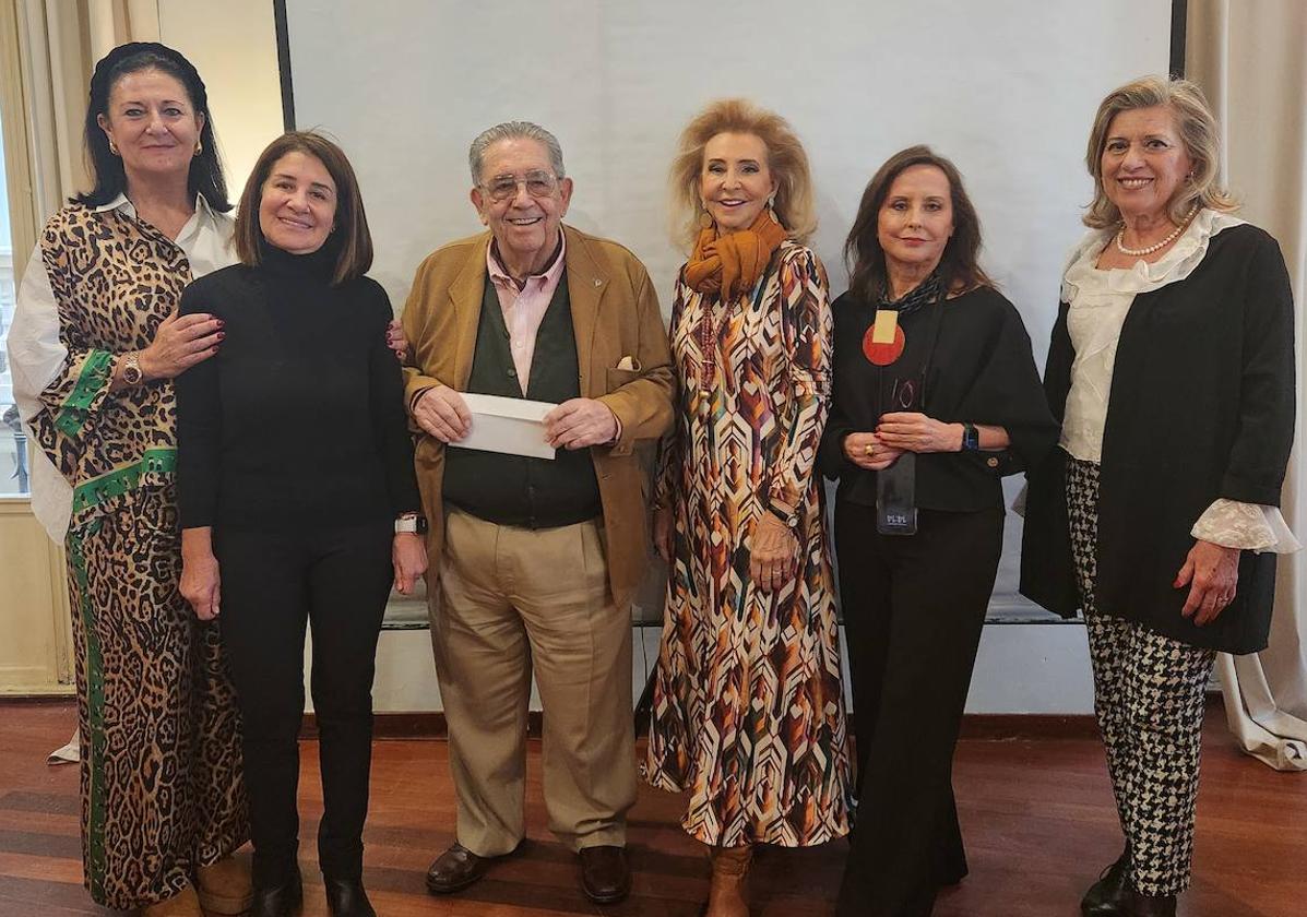 Ana Puchades, Maribel Molins, Francisca Cebrián y Mayrén Beneyto con Almudena Amaya y el presidente del Casino de Agricultura, Manuel Sánchez Luengo.