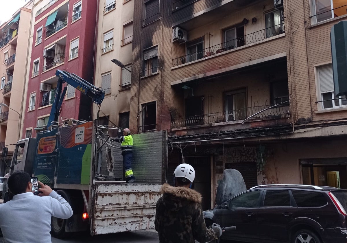 La fachada del edificio afectado por el incendio en la calle San Juan Bosco.