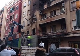 La fachada del edificio afectado por el incendio en la calle San Juan Bosco.