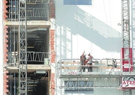 Trabajadores de la construcción en una obra en Valencia.