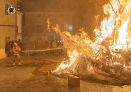 Los bomberos de Ontinyent en labores preventivas en la foguera de Benissuera.