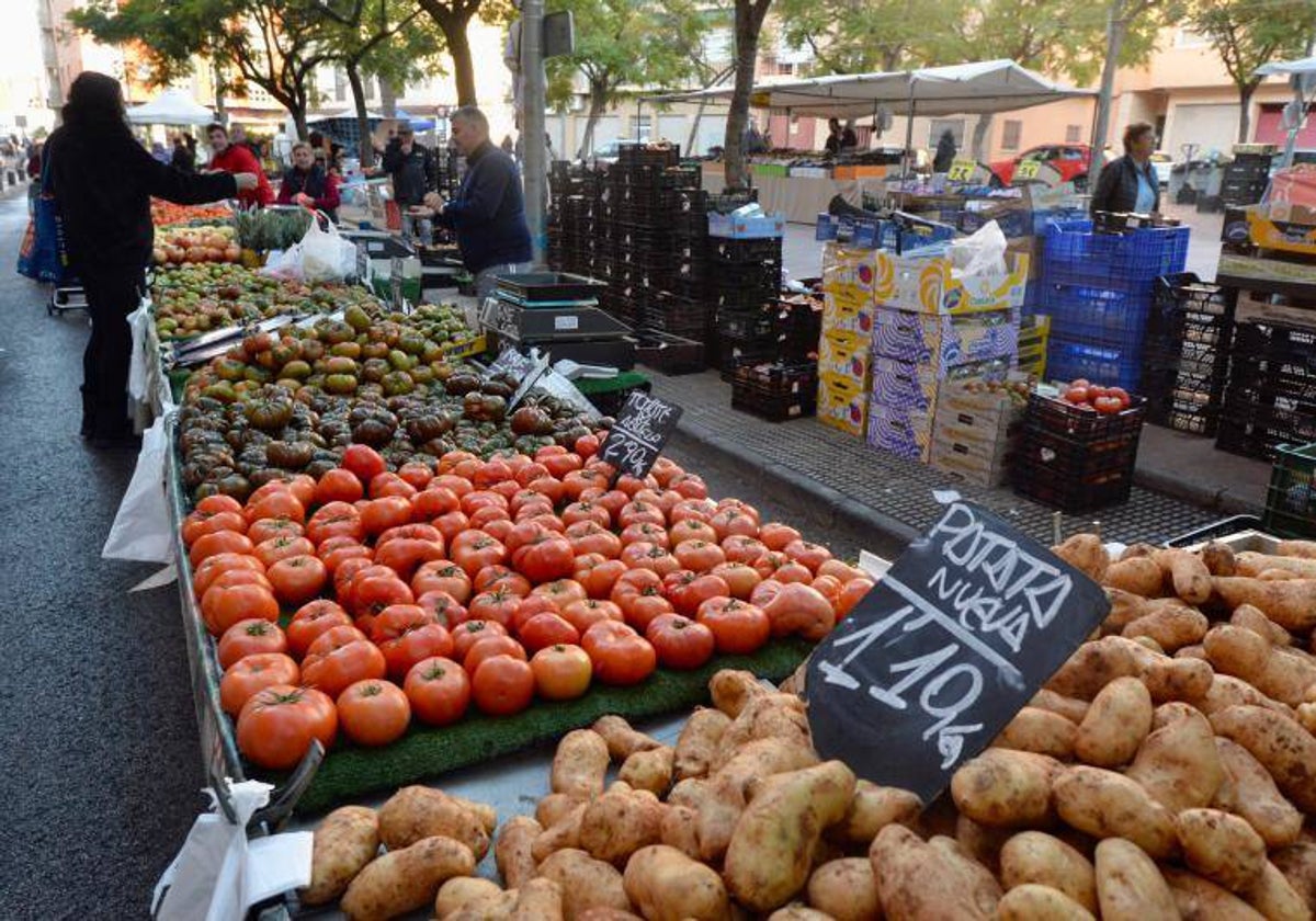 Una imagen de archivo de un mercado de frutas y verduras en una imagen de archivo.