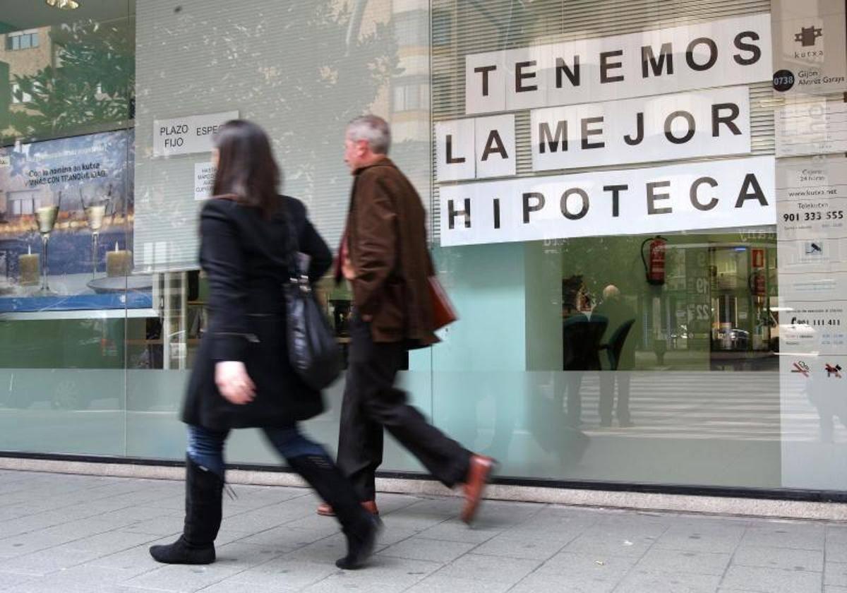 Un cartel sobre hipotecas en un banco.