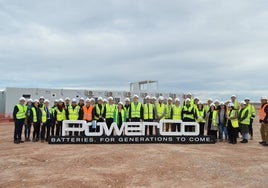 Trabajadores en los terrenos de PowerCo en Sagunto.