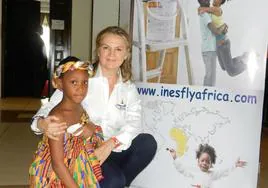 Pilar Mateo, junto a una niña en uno de sus múltiples viajes a África.