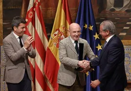 Arteta recoge el premio de manos de Carlos Mazón y Vicente Garrido.