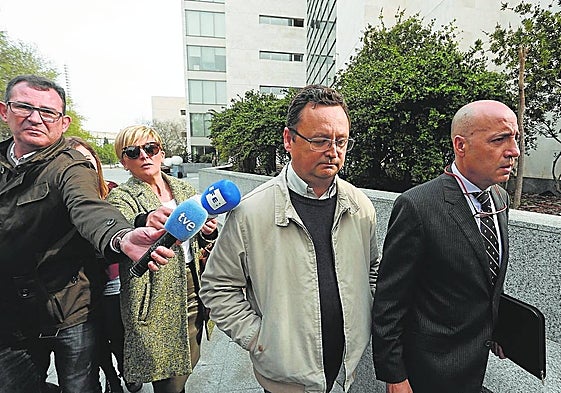 Tauroni, con su abogado, tras una declaración en la Ciudad de la Justicia.