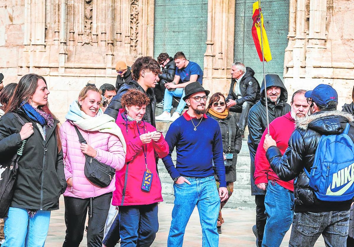 Turistas pasean por el centro de Valencia.