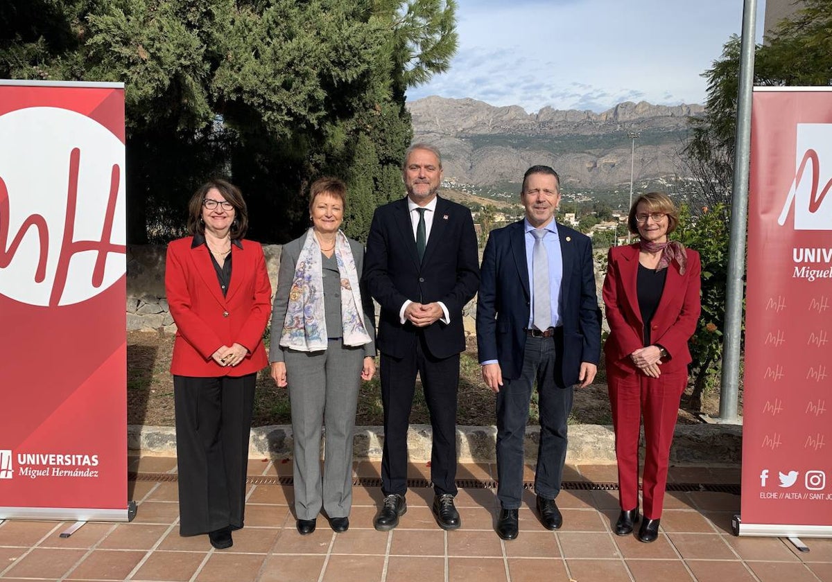 Rectores y rectoras de las cinco universidades públicas, con Ruiz en el centro.