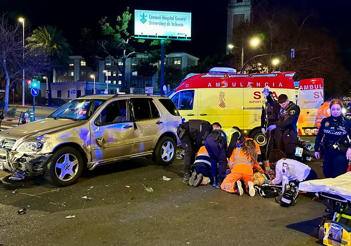 Sanitarios del Samu y policías locales asisten a uno de los dos pasajeros de la moto heridos.