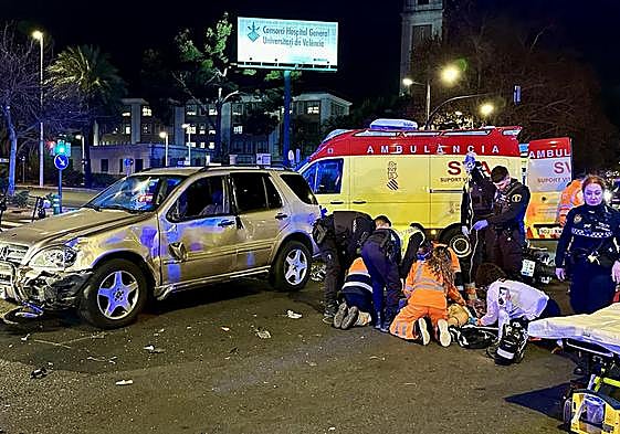 Sanitarios del Samu y policías locales asisten a uno de los dos pasajeros de la moto heridos.