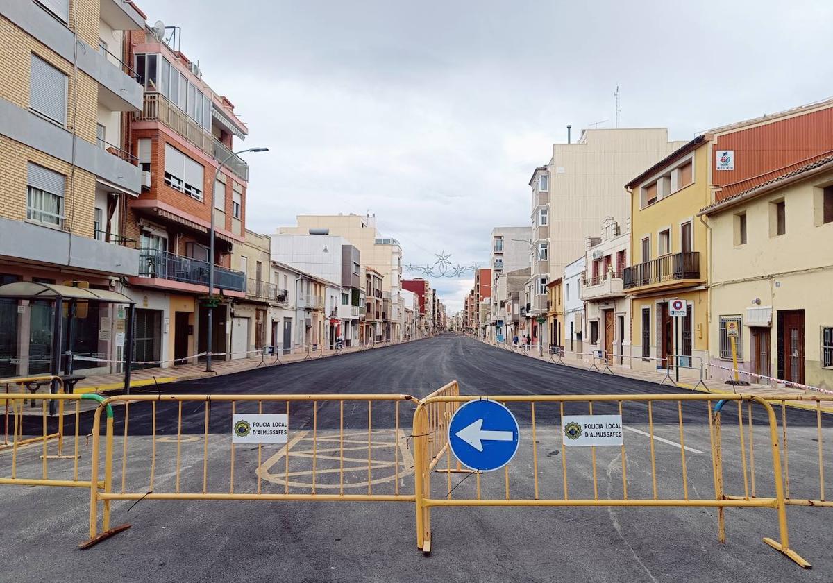 Calle Mayor cortada en Almussafes.