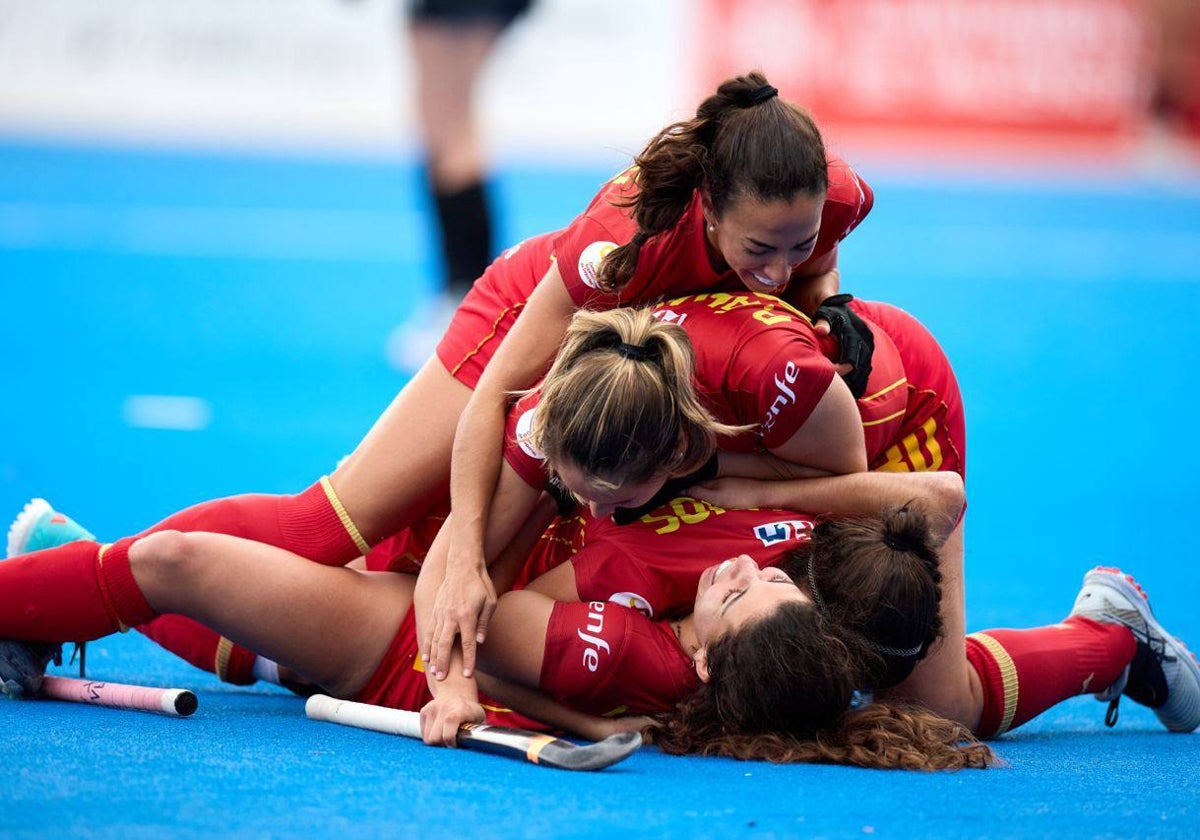 Las jugadoras de la selección, eufóricas tras uno de los goles.