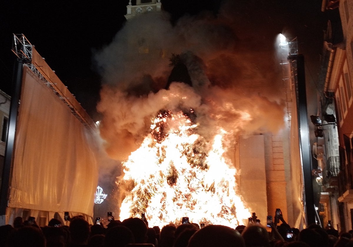 Momento de la cremà de la Foguera.